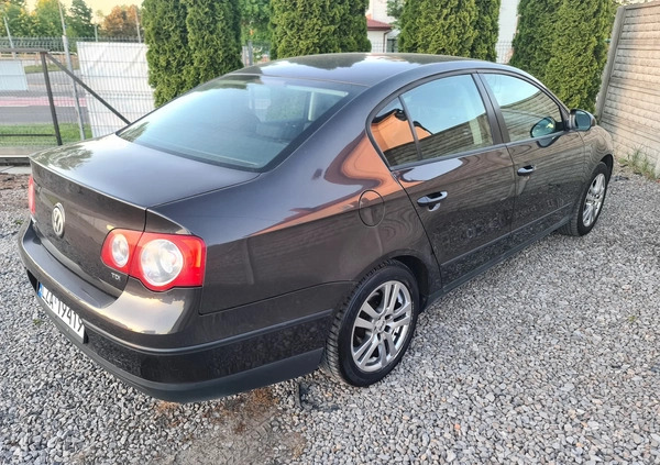 Volkswagen Passat cena 9900 przebieg: 371350, rok produkcji 2005 z Krosno małe 277